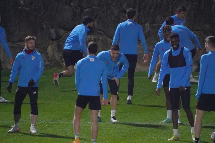 Yuri Berchiche sonríe durante el entrenamiento celebrado ayer en Lezama.