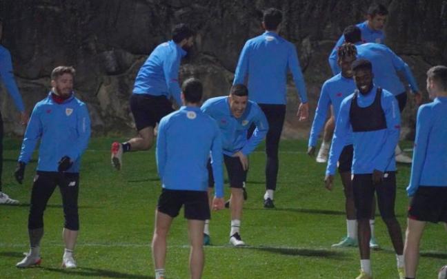 Yuri Berchiche sonríe durante el entrenamiento celebrado ayer en Lezama. Yuri Berchiche sonríe durante el entrenamiento celebrado ayer en Lezama.