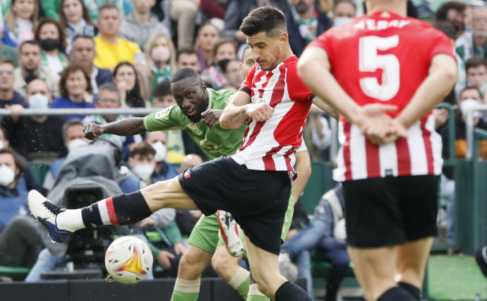 Yuri Berchiche trata de bloquear un centro de Sabaly.