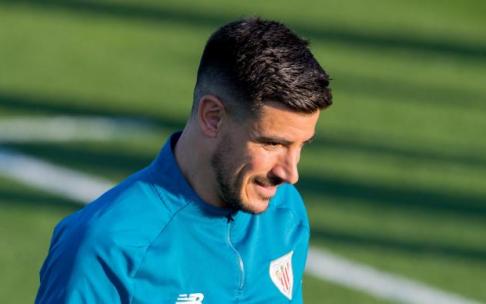 Yuri Berchiche durante un entrenamiento. Yuri Berchiche durante un entrenamiento.