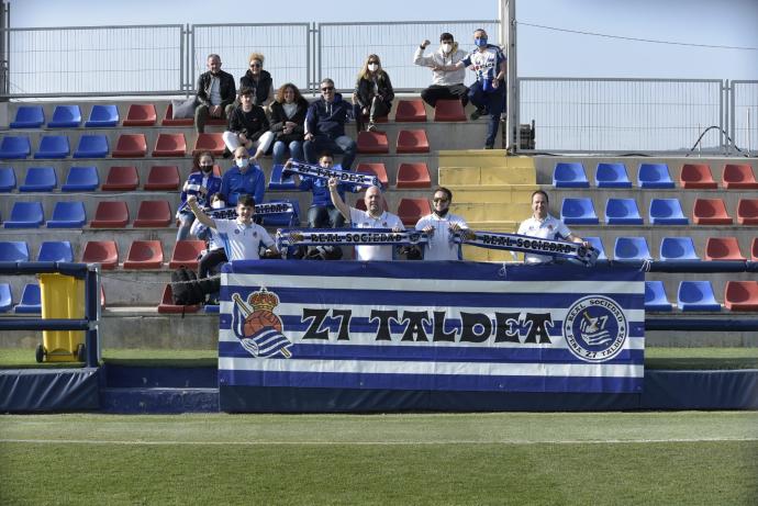 Integrantes de la peña Z7 Taldea, en el campo del Levante, esta temporada.