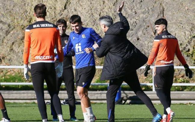 Imanol Alguacil bromea con Martin Zubimendi en un entrenamiento Imanol Alguacil bromea con Martin Zubimendi en un entrenamiento