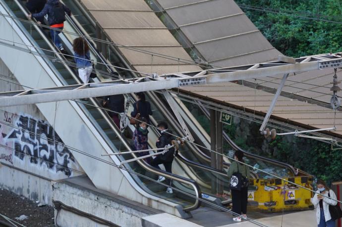 Los viajeros solo usan una escalera mecánica, que está parada y, además deben compartir.