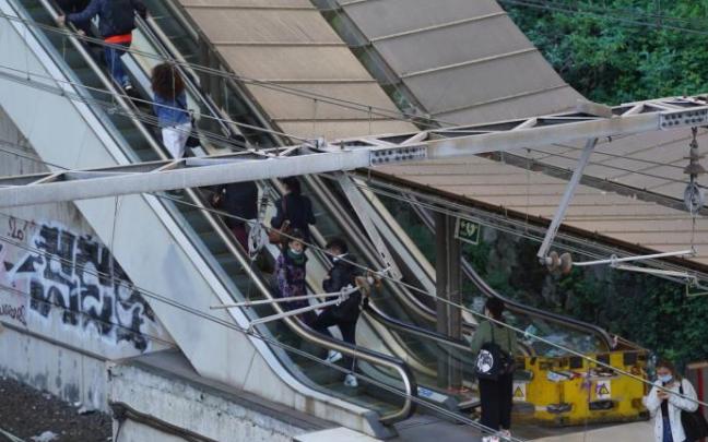 Los viajeros solo usan una escalera mecánica, que está parada y, además deben compartir.