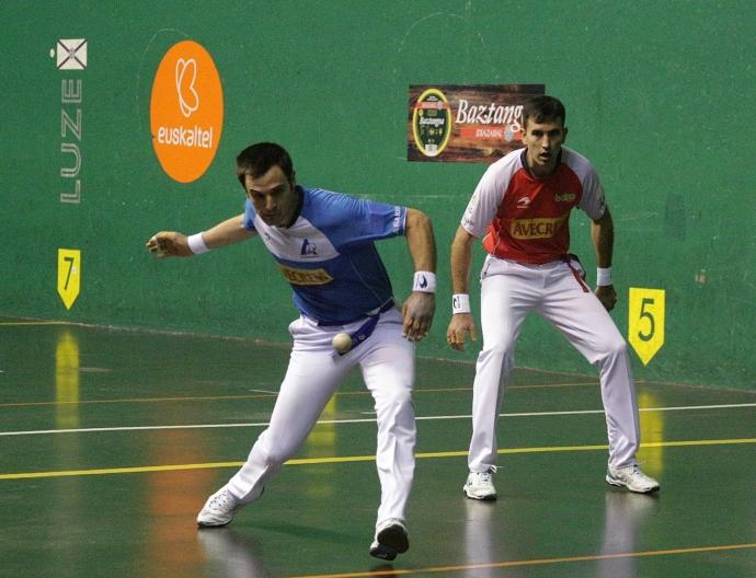 Danel Elezkano se dispone para golpear el cuero ante Mikel Urrutikoetxea.