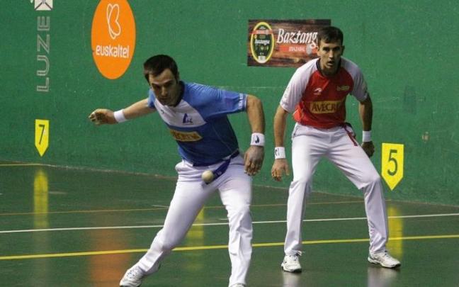 Danel Elezkano se dispone para golpear el cuero ante Mikel Urrutikoetxea. Danel Elezkano se dispone para golpear el cuero ante Mikel Urrutikoetxea.
