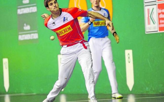 José Javier Zabaleta arma su poderoso brazo derecho para golpear la pelota en presencia de un desafortunado Jon Mariezkurrena.