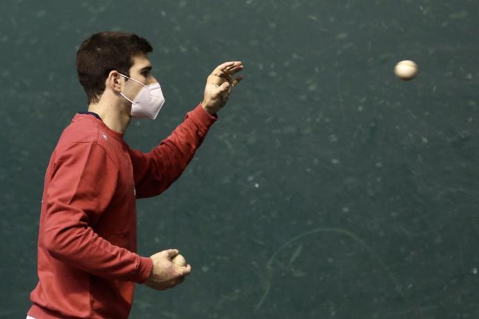 José Javier Zabaleta, en una imagen de una elección de material en el Astelena de Eibar.