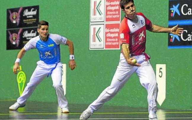 José Javier Zabaleta ejecuta una dejada en el Labrit de Iruñea.