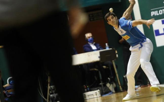 José Javier Zabaleta se dispone a golpear la pelota en el Labrit.