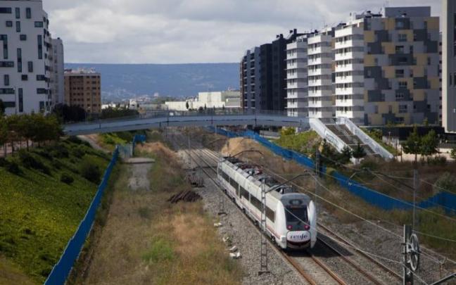 Imagen de las vías del tren en Zabalgana, donde al igual que en Salburua no se soterrará
