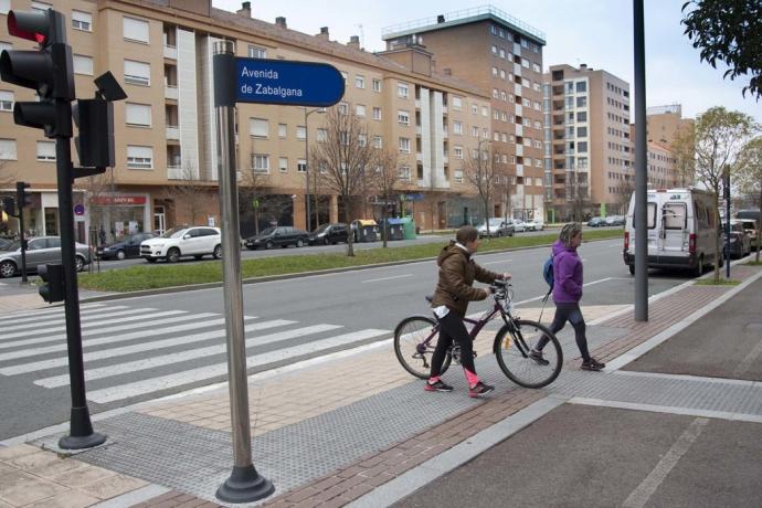 La Avenida de Zabalgana es uno de los núcleos principales del barrio más poblado de Vitoria.