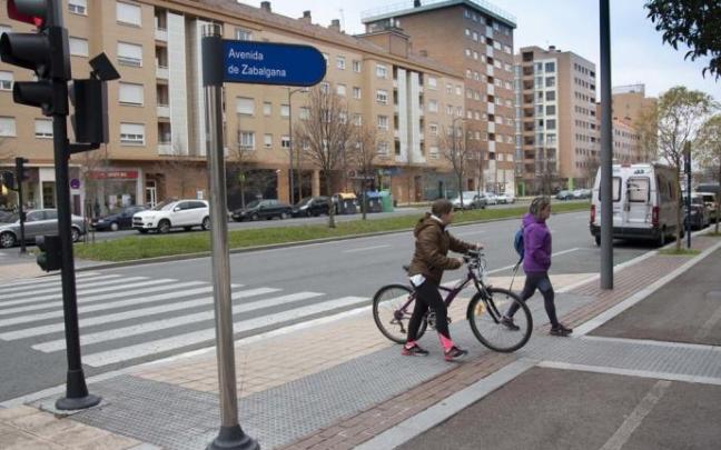 La Avenida de Zabalgana es uno de los núcleos principales del barrio más poblado de Vitoria.