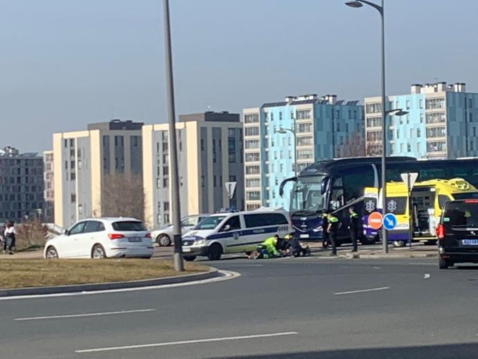 Los equipos de emergencia atienden al herido.