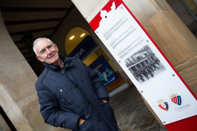 Pedro Mari Zabalza, junto a la placa conmemorativa del Café Kutz instalada por el Centenario.