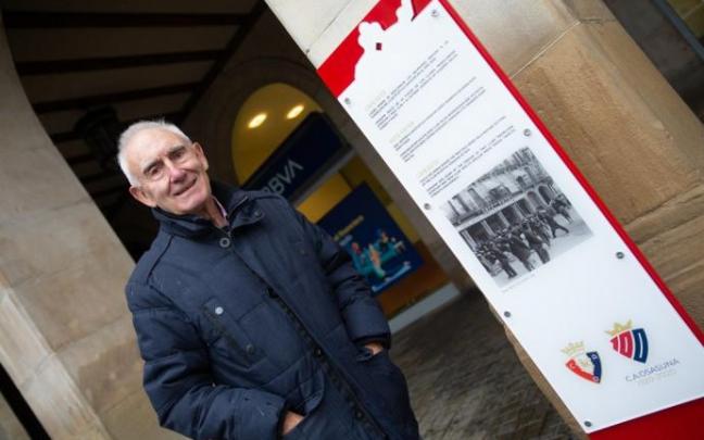 Pedro Mari Zabalza, junto a la placa conmemorativa del Café Kutz instalada por el Centenario.