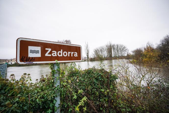 Señalización del río Zadorra desbordado a su paso por el barrio de Gobeo.