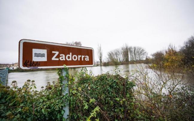 Señalización del río Zadorra desbordado a su paso por el barrio de Gobeo.