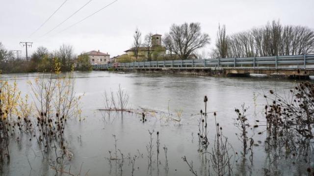 El río Zadorra desbordado a su paso por el barrio de Gobeo en Gasteiz.