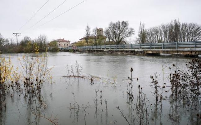 El río Zadorra desbordado a su paso por el barrio de Gobeo en Gasteiz.