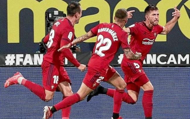 David García celebra su gol en Cádiz, perseguido por Rober Ibáñez y Kike García. Foto: Efe David García celebra su gol en Cádiz, perseguido por Rober Ibáñez y Kike García. Foto: Efe