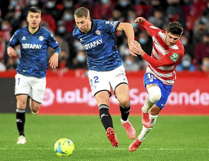 El Alavés sufrió mucho para sacar el balón desde atrás en la primera parte. Foto: Área 11