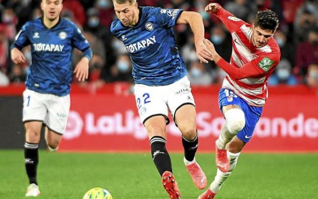El Alavés sufrió mucho para sacar el balón desde atrás en la primera parte. Foto: Área 11