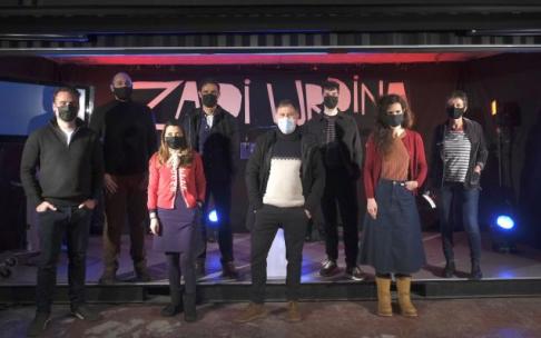 Urko Aristi, director de EITB Media Radio, y Ainhoa Etxebeste, responsable de EITBPodkast, junto al equipo de 'Zaldi Urdina'.