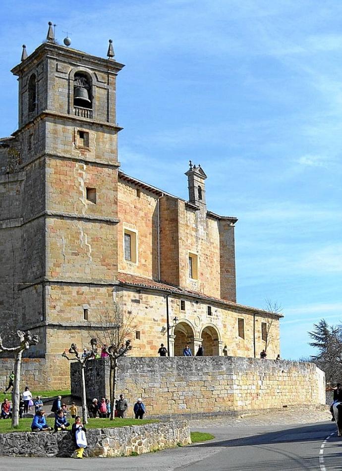 Vista de la iglesia de Zalduondo.