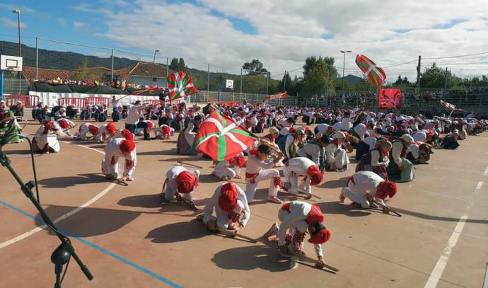 Hiru Bat Dantza Taldea lanzará el txupinazo.