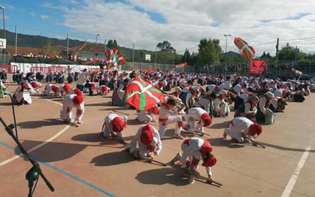 Hiru Bat Dantza Taldea lanzará el txupinazo.