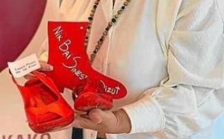 Zapatos rojos en Abanto por las víctimas de la violencia machista