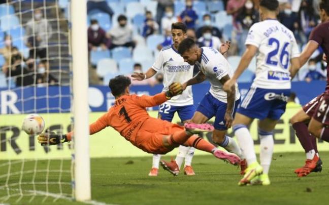 Narváez supera a Ayesa, en una acción que el árbitro invalidó por fuera de juego. Narváez supera a Ayesa, en una acción que el árbitro invalidó por fuera de juego.