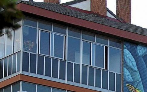 Dos de los murales que decoran las paredes de Zaramaga, en este caso dentro del Itinerario Muralístico de Gasteiz. Fotos: J. Muñoz / Archivo DNA