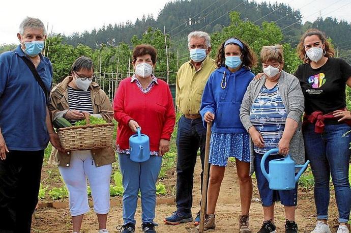 Varias usuarias de la Fundación en el huerto municipal.