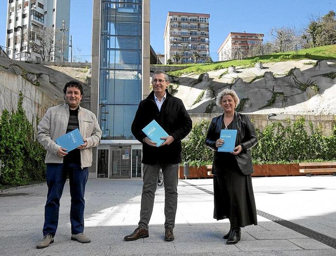 Txurruka, Olano y Peña, durante la presentación de las instalaciones de la calle Aldapeta de Zarautz. Foto: N.G.