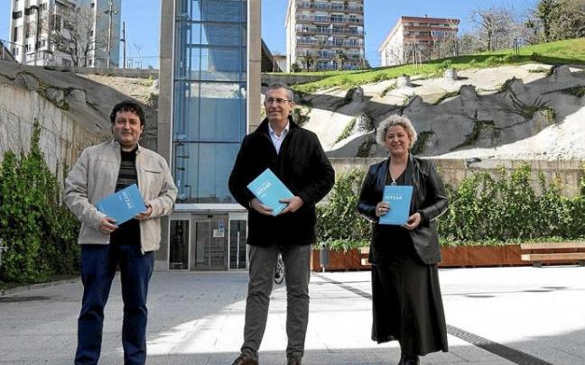 Txurruka, Olano y Peña, durante la presentación de las instalaciones de la calle Aldapeta de Zarautz. Foto: N.G. Txurruka, Olano y Peña, durante la presentación de las instalaciones de la calle Aldapeta de Zarautz. Foto: N.G.