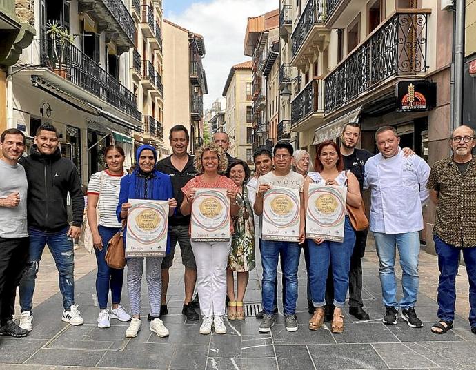 Los hosteleros que participarán en 'Zarauztik Mundura'. Foto: N.G.