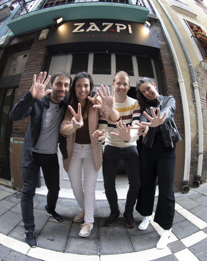 Aritz González, Edurne Balenciaga, Aitor Sanz y Natalia Boneta enseñan 7 dedos junto al nº 7 de la calle Calderería, antiguo SuBerri que ahora es el Zazpi.