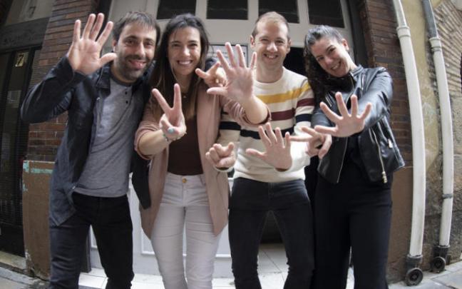 Aritz González, Edurne Balenciaga, Aitor Sanz y Natalia Boneta enseñan 7 dedos junto al nº 7 de la calle Calderería, antiguo SuBerri que ahora es el Zazpi. Aritz González, Edurne Balenciaga, Aitor Sanz y Natalia Boneta enseñan 7 dedos junto al nº 7 de la calle Calderería, antiguo SuBerri que ahora es el Zazpi.