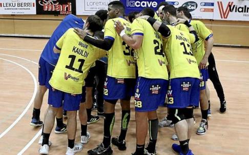 Bidasoako jokalariak bat eginda aurreko asteazkenean Benidormen aurka Artalekun irabazitako partidaren amaieran.