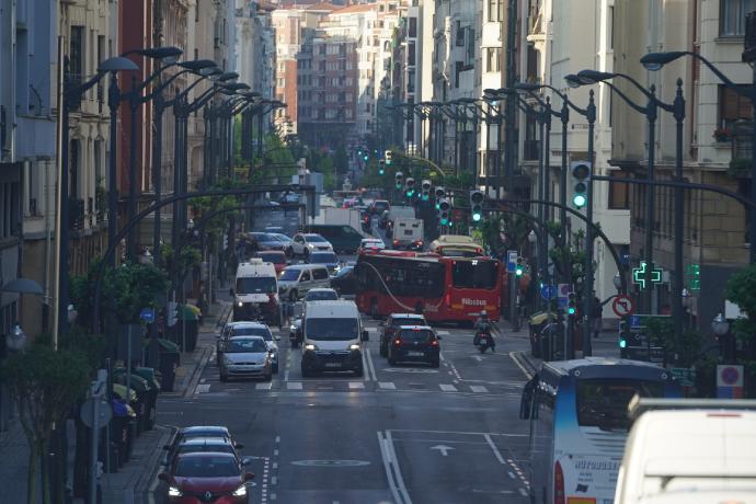 Una de las calles de Abando que quedará incluida dentro de la zona de bajas emisiones que empezará a funcionar en junio.