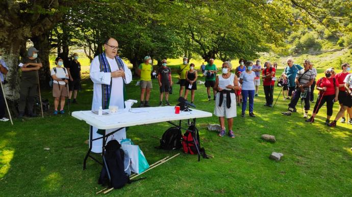 La misa se oficia en las campas anexas a la ermita ya que, por su pequeño tamaño, no pueden celebrarse en su interior.