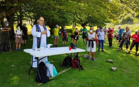 La misa se oficia en las campas anexas a la ermita ya que, por su pequeño tamaño, no pueden celebrarse en su interior.