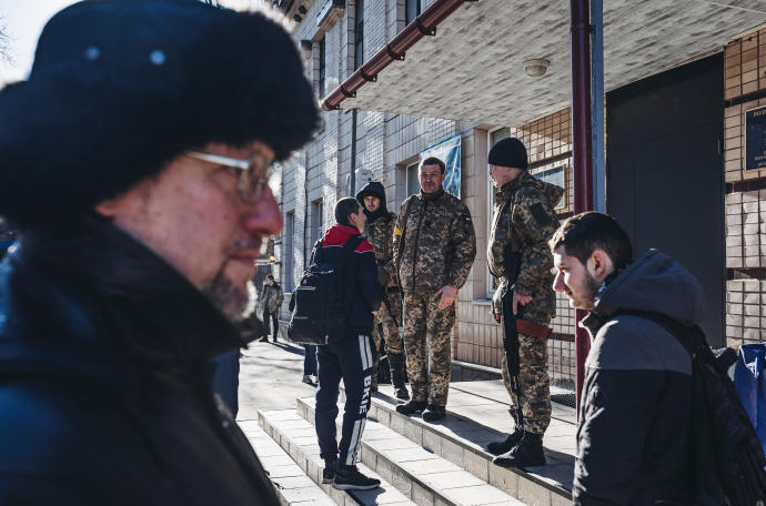 Soldados ucranianos en una base militar de Kiev.