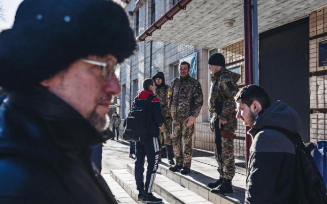 Soldados ucranianos en una base militar de Kiev.