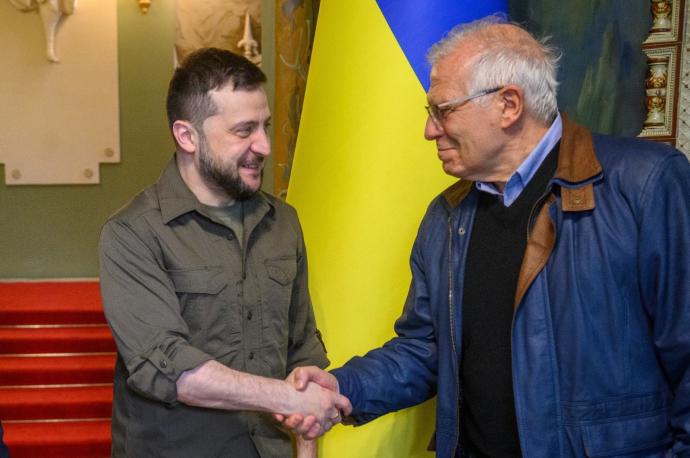 Zelenski saluda a Borrell durante una reunión en Kiev.