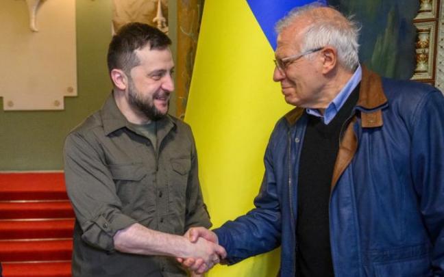 Zelenski saluda a Borrell durante una reunión en Kiev.