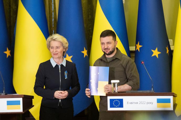 El presidente de Ucrania junto a la presidenta de la Comisión Europea durante una de sus visitas a Kiev.