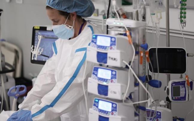 Una sanitaria atiende a un paciente en la UCI del Hospital Enfermera Isabel Zendal.